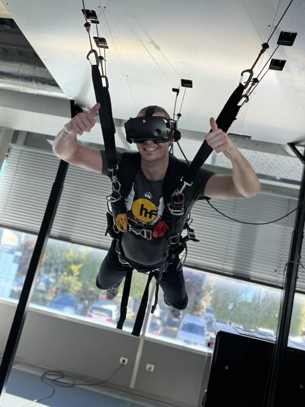 Simulátor seskoku padákem s VR