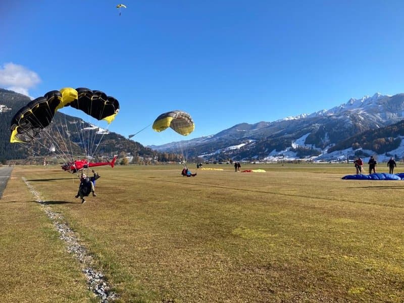 Tandemový seskok padákem nad Alpami