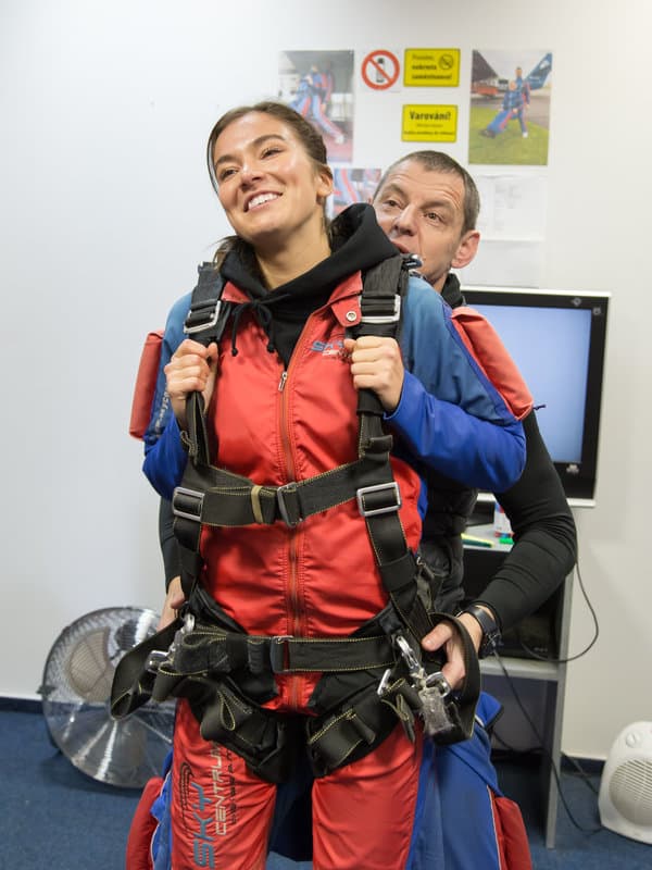 Tandemový seskok padákem z balónu