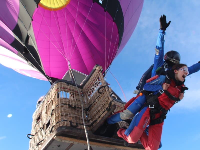 Tandemový seskok padákem z balónu