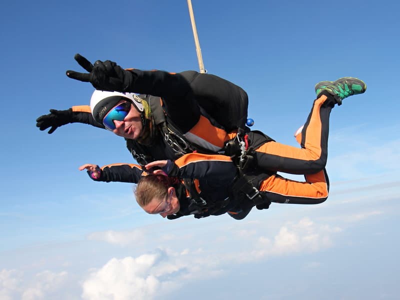 Tandemový seskok padákem ze 6000 m