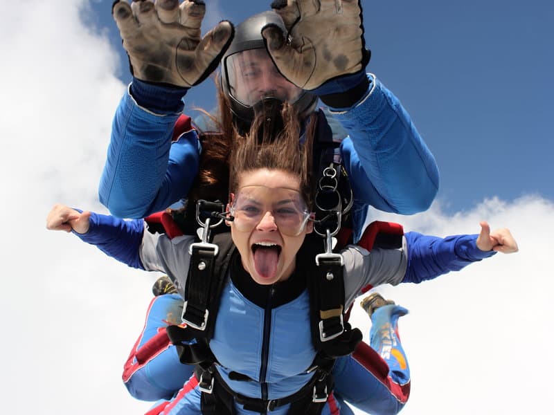 Tandemový seskok padákem ze 6000 m