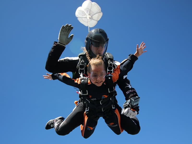 Tandemový seskok padákem ze 6000 m